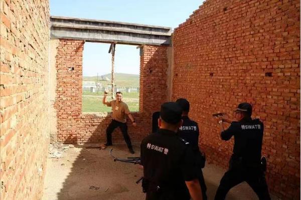 【夏季治安打击整治专项行动】镶黄旗公安局反恐怖和特巡警大队开展反恐防范应急处突演练 【夏季治安打击整治专项行动】镶黄旗公安局反恐怖和特巡警大队开展反恐防范应急处突演练