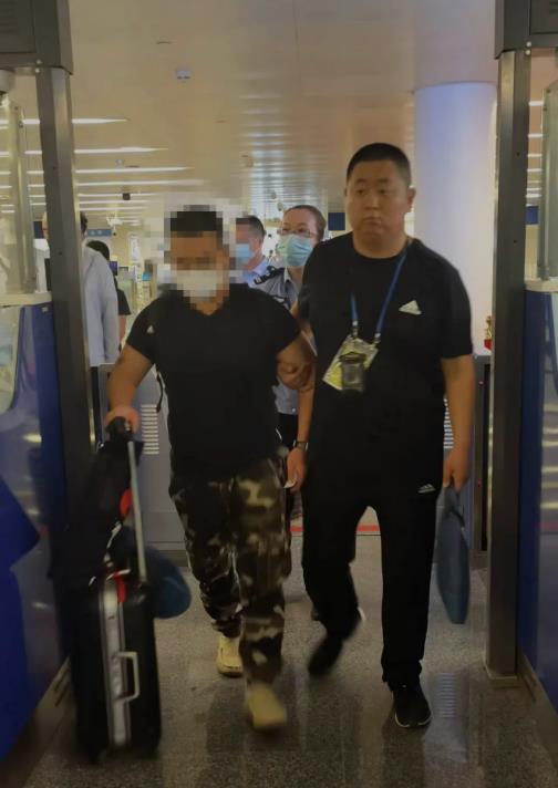 “猎狐2023”行动首战告捷!翁旗公安成功劝返一名境外逃犯 “猎狐2023”行动首战告捷!翁旗公安成功劝返一名境外逃犯