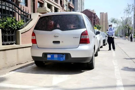 不按向停车仅仅看着乱？不，还有这些隐患！——冰城公安严格引导、规范车辆按泊位方向停车