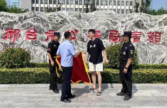 夏夜救助 信都公安特巡警情暖老人“回家路”