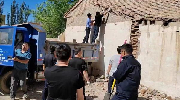 阿左旗公安局额鲁特路派出所多部门联合开展校园周边安全隐患消除工作